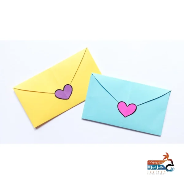 پاکت نامه با کاغذ قلبی شکل